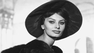 Sophia Lorenová, rodným jménem Sofia Villani Scicolone je italská filmová herečka, která se v 60. letech 20. století stala hvězdou světové kinematografie, stejně tak byla považována za sexuální symbol.