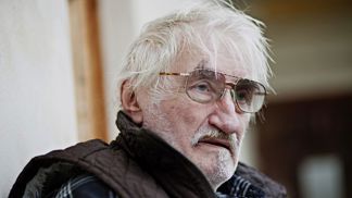 Pavel Landovský byl český herec a dramatik, disident, signatář Charty 77. Do svých filmů ho obsazovali režiséři jako Jiří Menzel, Jiří Krejčík, Pavel Juráček, Miloš Forman či Jan Svěrák.