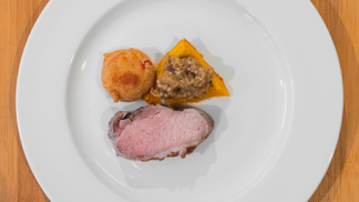 Vepřové karé na páře, smažené rajče a pečená dýně s lilkem
400g bio vepřového karé (bio vepřová pečeně bez kosti) - seženete například zde: Biofarma
Sasov
2 tvrdší bio rajčata
2 bio vejce
100g hladké bio mouky
100g prosáté strouhanky z bílého pečiva
0,5l bio řepkového oleje na smažení
1 máslová bio dýně
2 bio lilky
1 stroužek česneku
sůl
pepř
vinný ocet
panenský olivový bio olej
Vepřové karé zbavíme blány, důkladně osolíme, opepříme a polijeme vinným octem, zabalíme do
alobalu, nebo potravinové fólie a necháme alespoň hodinu odpočinout.
Pokud máme k dispozici parní troubu nebo konvektomat, nastavíme režim páry 65°C na cca 3 hodiny.
Pokud nemáme k dispozici parní troubu, použijeme alobal a dáme karé do trouby na 80°C na cca dvě
hodiny.
Pod grilem v troubě necháme péct lilky a dýni. Máme-li k dispozici gril, necháme na něm zeleninu ze
všech stran spálit, dokud není zcela měkká. (Lilek je hotový poměrně rychle, dýně trvá mnohem déle.)
Vydlabeme upečenou dužinu dýně a ochutíme solí, olivovým olejem a kapkou vinného octa. Taktéž
vydlabeme upečenou dužinu lilku, rozmačkáme vidličkou a ochutíme utřeným česnekem, solí, olivovým
olejem a kapkou vinného octa.
Z rajčete odřízneme "čepičku", spodek a vršek a rozpůlíme ho. Tak získáme dva silnější řízky rajčete a
obalíme v mouce, našlehaných vejcích a prosáté strouhance a osmažíme v rozehřátém řepkové oleji
dozlatova.
Podáváme předvařené a ze všech stran opečené vepřové karé nakrájené na plátky, pyré z dýně a lilku a
smažené rajče.