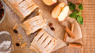 Vločkový štrůdl bez lepku

Potřebujete:

Na těsto: 

2 polévkové lžíce Univerzální směsi bez lepku Labeta
2 hrnky vloček (rýžové, jáhlové, pohankové nebo jejich směs)
2-3 lžíce tekutého medu
2 bílé neochucené jogurty
1/2 hrnku vody,

Na náplň: 4-5 nastrouhaných jablek, podle chuti mleté ořechy, skořicový cukr, rozinky

Postup:

Vločky smícháme s vodou, přidáme med, jogurt a Univerzální směs bez lepku. Promícháme a na plech vyložený pečicím papírem rozetřeme polovinu těsta do pruhu 10 cm širokého a 2 cm silného. Na pruh rozprostřeme nastrouhaná jablka, posypeme skořicovým cukrem, rozinkami a ořechy. Zbývajícím rozváleným těstem jablka přikryjeme. Pečeme při 200 °C asi 25 minut. Před dopečením rozetřeme rozpuštěným máslem.
