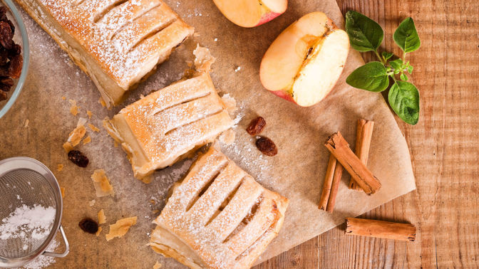 Vločkový štrůdl bez lepku

Potřebujete:

Na těsto: 

2 polévkové lžíce Univerzální směsi bez lepku Labeta
2 hrnky vloček (rýžové, jáhlové, pohankové nebo jejich směs)
2-3 lžíce tekutého medu
2 bílé neochucené jogurty
1/2 hrnku vody,

Na náplň: 4-5 nastrouhaných jablek, podle chuti mleté ořechy, skořicový cukr, rozinky

Postup:

Vločky smícháme s vodou, přidáme med, jogurt a Univerzální směs bez lepku. Promícháme a na plech vyložený pečicím papírem rozetřeme polovinu těsta do pruhu 10 cm širokého a 2 cm silného. Na pruh rozprostřeme nastrouhaná jablka, posypeme skořicovým cukrem, rozinkami a ořechy. Zbývajícím rozváleným těstem jablka přikryjeme. Pečeme při 200 °C asi 25 minut. Před dopečením rozetřeme rozpuštěným máslem.
