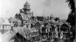 Winchester Mystery House (na snímku z roku 1906) je mnoha záhadami opředená stavba v Kalifornii. Komplex nechala vystavět Sarah Winchester, vdova po zesnulém výrobci zbraní Williamu Winchesterovi. Dům má 160 místností, 17 komínů, 2 taneční sály a 3 výtahy. Neustále se zde opakuje číslo 13, jsou tu dveře do nikam...