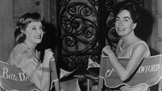 Ruth Elizabeth Davisová byla hereckou ikonou mezi americkými hvězdami filmu, televize a divadla, jež byla známa nejen svým důvtipem.