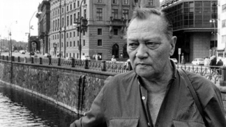 Rudolf Hrušínský starší byl český herec. Kromě toho působil jako divadelní a filmový režisér, je rovněž autorem jedné detektivní divadelní hry První případ z roku 1944, počátkem 90. let krátce zasedal jako poslanec Sněmovny lidu Federálního shromáždění.