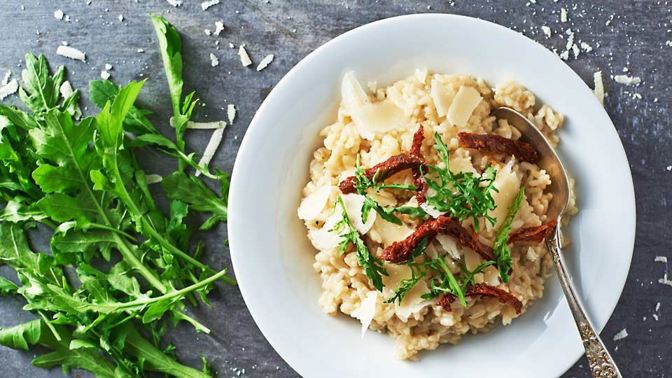 Rizoto se sýrem a sušenými rajčaty

Suroviny

200 g rýže Arborio Italiamo
sýr Grana Padano Lovilio
50 g cibule
olivový olej Luccese
100 ml suchého bílého vína 
mořská sůl v mlýnku Kaniaasi 
500 ml drůbežího vývaru
30 g másla Pilos
50 g sušených rajčat Italiamo
čerstvá bazalka na ozdobení
100 g čerstvé rukoly

Postup:

Najemno nakrájenou cibuli necháme na olivovém oleji zesklovatět (v mírně rozpáleném hrnci). Přidáme neomytou rýži, kterou restujeme asi minutu, a podlijeme suchým bílým vínem. Necháme chvíli povařit, aby se víno zredukovalo. Osolíme a postupně podléváme vývarem tak, aby byla rýže jen lehce zalitá. Vaříme „al dente“ (tzn. ne úplně doměkka) 18–20 minut na mírném ohni. Rýži zjemníme studeným máslem, dochutíme nastrouhaným sýrem Grana Padano (asi 30 g) a důkladně promícháme. Rizoto by mělo mít krémovou konzistenci, ale nemělo by být vodové.

Rizoto servírujeme v hlubokém talíři. Ozdobíme kousky sušených rajčat, omytou čerstvou bazalkou a rukolou. Posypeme hoblinkami sýra Grana Padano a pokapeme olivovým olejem.