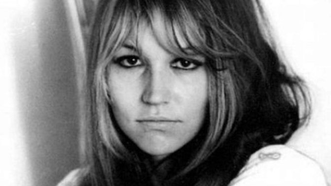 Marta Kubišová je známá česká zpěvačka a herečka, trojnásobná vítězka čtenářské ankety časopisu Mladý svět - Zlatý slavík a signatářka Charty 77. V roce 2017 dostala slavíka za osobnost jako poctu při ukončení její kariéry.