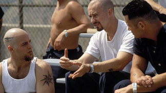 Kult hákového kříže je film, ve kterém se skrze Edwarda Nortona seznamujeme s americkou neonacistickou scénou.