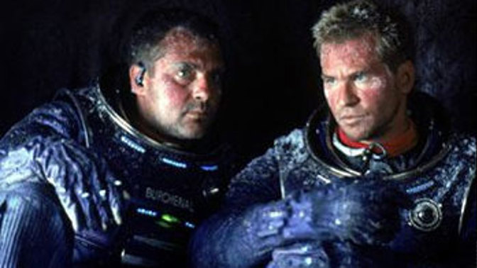 V roce 2025 se Země vinou zničeného ekosystému stala pro lidi neobyvatelnou. Vědci se rozhodli kolonizovat Mars a začali k povrchu rudé planety vysílat sondy s řasami, které měly vyrábět kyslík. Po dvaceti letech začaly řasy ubývat, a tak k planetě míří výprava Mars 1, aby zjistila příčinu.