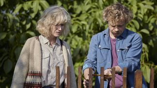 Film scenáristy a režiséra Slávka Horáka se snaží zachytit události v životě Václava Havla od roku 1968, kdy byl mladým úspěšným dramatikem, přes vpád vojsk Varšavské smlouvy a období, kdy se jako zakázaný autor stáhl do ústraní na chalupu u Trutnova. Snímek se zabývá také vztahem Havla s jeho první manželkou Olgou a sleduje jeho souboj s tehdejším vládnoucím režimem až k přelomovým událostem roku 1989.