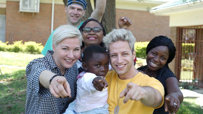 Milan Peroutka složil mezinárodní hymnu pro neslyšící děti, zpívat se bude v 9 jazycích!