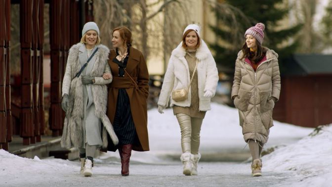 Láska má mnoho podob a nakonec si najde každého, vzkazuje zimní romantická komedie Šťastný nový rok, jejíž příběh začíná těsně před Vánocemi a končí na Nový rok.