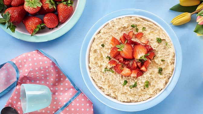 Kaše z quinoy pro děti
Suroviny:
1 šálek mléka (plnotučného, mandlového nebo rýžového, případně vody)
½ šálek quinoy
Postup:
Quinou promyjeme v sítku.
Mléko nebo vodu přivedeme k varu, přidáme quinou a promícháme. Na slabém ohni vaříme 12 - 15 minut. Po uvaření necháme ještě 5 minut pod pokličkou.
Quinou dáme do mixéru a rozmixujeme na hladké pyré. Pokud je příliš hustá, přidáváme ještě po lžících tekutinu (mléko, vodu).
Kaši z quinoy můžeme podávat na slano nebo na sladko, ochucenou medem a ovocem.