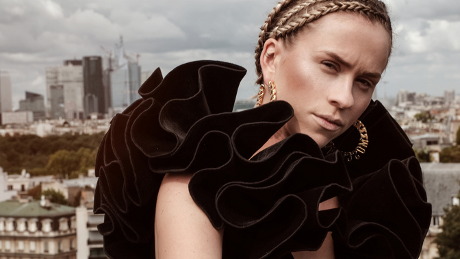 Influencerka Mariana Prachařová v Paříži při focení nové vlasové kolekce Soulmates kadeřníka Honzy Kořínka.