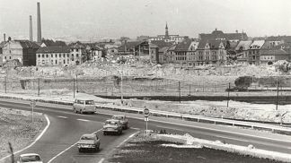 Dobová fotografie z demoličních prací historického centra města Most.