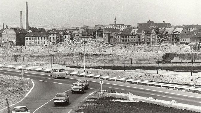 Dobová fotografie z demoličních prací historického centra města Most.