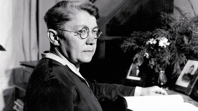 Anna Honzáková byla česká lékařka, první promovaná doktorka medicíny 17. března 1902 na české Karlo-Ferdinandově univerzitě v Praze, historicky třetí promovaná česká lékařka, první odborná lékařka se soukromou praxí, publicistka a pracovnice v ženském hnutí.