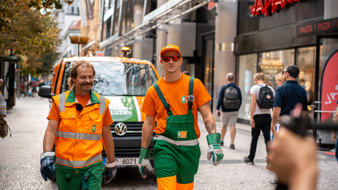Herec Jakub Štáfek si vyzkoušel povolání popeláře.