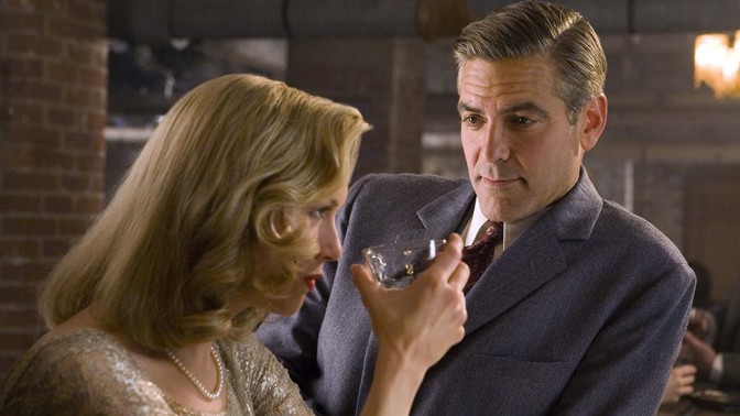 Romantická komedie z roku 2008 Tvrdé palice s  Georgem Clooneym a Renée Zellweger v hlavní roli. Clooney si film i sám režíroval.