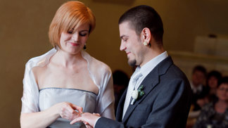 Sedm let štěstí, lásky i bolestivých pádů v životě Mirky a Kuby. Strhující zachycení soukromých dramat mladého českého páru.