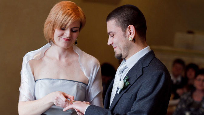 Sedm let štěstí, lásky i bolestivých pádů v životě Mirky a Kuby. Strhující zachycení soukromých dramat mladého českého páru.