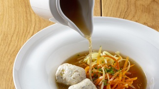 3 litry vývaru

Suroviny: 

1 kg kuřecích skeletů /tzv.karkas/
500 g kuřecích krků bez kůže
cca 4 l studené vody
8 kuliček černého pepře
1 kávová lžička soli
2 kuličky nového koření
3 větší snítky tymiánu
1 bobkový list
200 g mrkve
100 g řapíkatého celeru
100 g pórku / jen bílá část /
1 střední cibule
2 stroužky česneku
2 stonky plocholisté petržele
1 stonek libečku

Postup na vývar:

Troubu rozehřejeme na 220 °C. Skelety nasekáme na menší kusy, důkladně je propláchneme pod tekoucí vodou a necháme okapat. Položíme je na plech, vložíme do trouby na 10 minut, poté skelety otočíme na druhou stranu a pečeme dalších 10 minut do zlatova. Vyndáme z trouby. Krky a křídla důkladně propláchneme pod tekoucí studenou vodou. Vložíme je společně s opečenými skelety do většího hrnce a přilejeme tolik studené vody, aby vše bylo potopené a na vyšším ohni přivedeme k varu. Stáhneme oheň na minimum a naběračkou odstraníme pěnu, která se na povrchu začne tvořit. Jakmile se pěna přestane tvořit, přidáme veškeré koření. Vaříme na nejmenším ohni 75 minut.
Mezi tím důkladně omyjeme, osušíme a nakrájíme mrkev a celer na kostky o hraně 0,5 cm. Pórek pečlivě omyjeme pod tekoucí vodou, osušíme a nakrájíme na kousky 0,5 cm silné. Cibuli oloupeme a nakrájíme najemno. Česnek oloupeme a nakrájíme na čtvrtiny.
Po 75 minutách varu přidáme do vývaru nakrájenou zeleninu, cibuli, česnek, plocholistou petržel a libeček. Na středním ohni přivedeme k varu. Stáhneme oheň opět na minimum, odstraníme vzniklou pěnu a nezakryté vaříme dalších 45 minut.
Hotový vývar přecedíme přes jemný cedník a svaříme na množství 3 litrů.