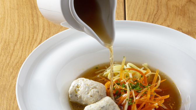 3 litry vývaru

Suroviny: 

1 kg kuřecích skeletů /tzv.karkas/
500 g kuřecích krků bez kůže
cca 4 l studené vody
8 kuliček černého pepře
1 kávová lžička soli
2 kuličky nového koření
3 větší snítky tymiánu
1 bobkový list
200 g mrkve
100 g řapíkatého celeru
100 g pórku / jen bílá část /
1 střední cibule
2 stroužky česneku
2 stonky plocholisté petržele
1 stonek libečku

Postup na vývar:

Troubu rozehřejeme na 220 °C. Skelety nasekáme na menší kusy, důkladně je propláchneme pod tekoucí vodou a necháme okapat. Položíme je na plech, vložíme do trouby na 10 minut, poté skelety otočíme na druhou stranu a pečeme dalších 10 minut do zlatova. Vyndáme z trouby. Krky a křídla důkladně propláchneme pod tekoucí studenou vodou. Vložíme je společně s opečenými skelety do většího hrnce a přilejeme tolik studené vody, aby vše bylo potopené a na vyšším ohni přivedeme k varu. Stáhneme oheň na minimum a naběračkou odstraníme pěnu, která se na povrchu začne tvořit. Jakmile se pěna přestane tvořit, přidáme veškeré koření. Vaříme na nejmenším ohni 75 minut.
Mezi tím důkladně omyjeme, osušíme a nakrájíme mrkev a celer na kostky o hraně 0,5 cm. Pórek pečlivě omyjeme pod tekoucí vodou, osušíme a nakrájíme na kousky 0,5 cm silné. Cibuli oloupeme a nakrájíme najemno. Česnek oloupeme a nakrájíme na čtvrtiny.
Po 75 minutách varu přidáme do vývaru nakrájenou zeleninu, cibuli, česnek, plocholistou petržel a libeček. Na středním ohni přivedeme k varu. Stáhneme oheň opět na minimum, odstraníme vzniklou pěnu a nezakryté vaříme dalších 45 minut.
Hotový vývar přecedíme přes jemný cedník a svaříme na množství 3 litrů.