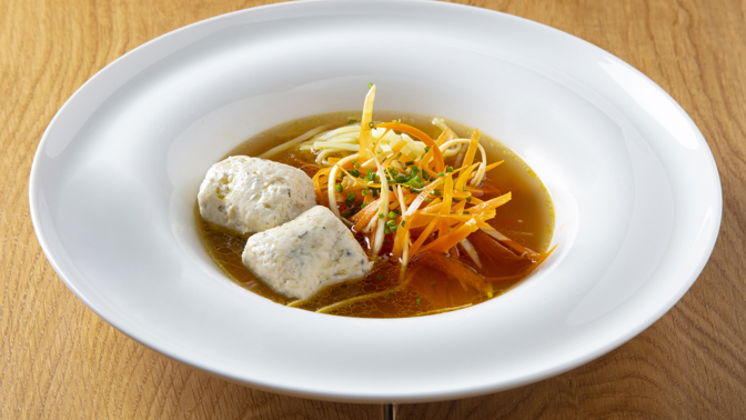 Zelenina do vývaru:

1 mrkev
1 menší celer
1 petržel / kořen/

Postup:

Mrkev, celer a petržel oškrábeme a pečlivě omyjeme pod tekoucí vodou. Škrabkou naškrábeme na tenké plátky. Tyto plátky dáme v cca 5 vrstvách na sebe a krájíme na tenké nudličky. Pokud jsou moc dlouhé, tak je překrojíme. Můžeme ještě krátce orestovat na pánvi nebo krátce povařit ve vývaru, cca 5 minut, pokud preferujeme zeleninu na skus jemnější.

Domácí nudle:

Suroviny:

140 g hrubé mouky + na podsypání
1 vejce
½ skořápky vody

Postup na nudle:

Na pracovní plochu nasypeme mouku, vyhloubíme v ní důlek, do kterého rozklepneme vejce, přidáme vodu a vidličkou vše promícháme do hustšího těsta, které ještě důkladně rukama propracujeme. Vznikne tak měkké, ale pevné a nelepivé těsto. Těsto vyválíme na tenký plát asi 1-1,5 milimetrů a dáme zaschnout pod utěrku, aby se lépe krájelo a nelepilo na nůž. Z plátu potom nakrájíme 4 cm široké proužky, ty naskládáme na sebe a odkrajujeme z nich 1 milimetr široké nudle. Nudle necháme na suchém teplém místě proschnout. Vyschlé nudle uvaříme v osolené vodě /asi dvě minuty/, přecedíme, zchladíme ve studené vodě a přidáváme do polévky.
