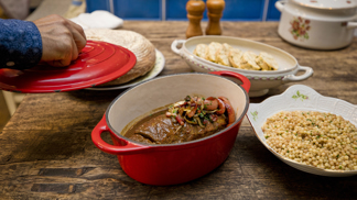 Šťavnatá hovězí roláda s karlovarským knedlíkem, slovenskou pastou tarhoňa, restovanými párky se slaninou, cibulí a česnekem.