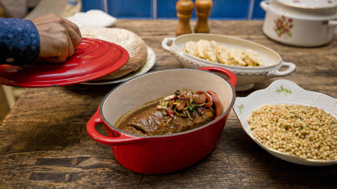 Šťavnatá hovězí roláda s karlovarským knedlíkem, slovenskou pastou tarhoňa, restovanými párky se slaninou, cibulí a česnekem.
