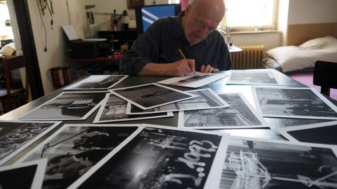 Cyklus krátkých dokumentů zachycuje prostřednictvím 30 fotografií zlomové či významné okamžiky naší doby od 17. listopadu 1989 do konce roku 2018.