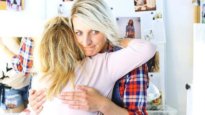 Dvě nevěsty a jeden pohřeb je česká komedie o dvou sestrách, které se zamilují do stejného muže.