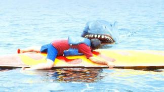 Když se u pláží rekreačního městečka začnou ztrácet lidé a moře vyplaví tělo kosatky s obřími kousanci, je si policejní náčelník jistý, že se opět objevil bílý lidožravý žralok. I přes jeho naléhání však vedení města odmítá uzavřít pláže a vyhlásit pohotovost.