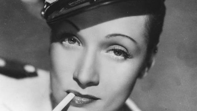 Kouření v proměnách času: Zapomeňte na muže s klasickými cigaretami i ženy s elegantní špičkou