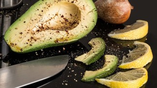 Lehké večeře se zázračným avokádem - s ředkvičkami i ve formě pizzy