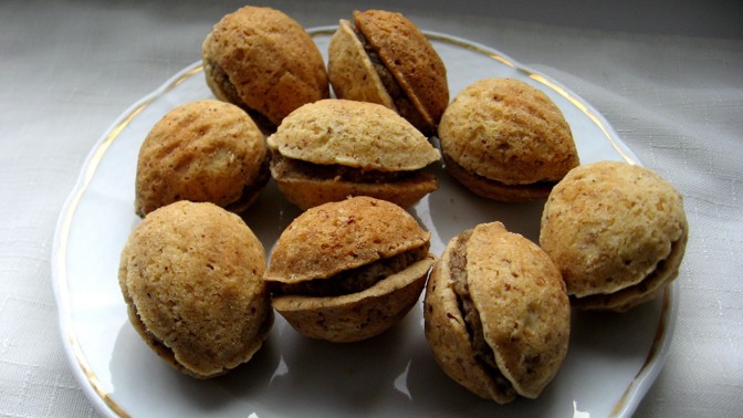 Recept na plněné ořechy, osvědčené vánoční cukroví. A k tomu čtyři druhy krémů!