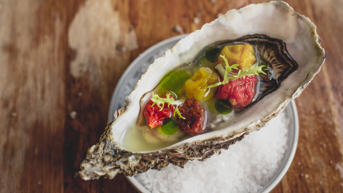 Ústřice se sušenými rajčaty, rajčatovou vodou se zázvorem a bazalkovým olejem.