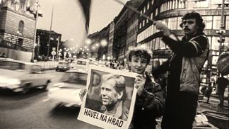 Národní archiv připravil u příležitosti 30. výročí přelomových událostí roku 1989 výstavu nazvanou „Havel na Hrad. Příběh roku 1989“. Ideovým záměrem výstavy je na půdorysu cesty Václava Havla od disentu na Hrad dokumentovat přerod naší společnosti z totalitní na demokratickou.