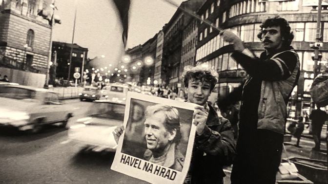 Národní archiv připravil u příležitosti 30. výročí přelomových událostí roku 1989 výstavu nazvanou „Havel na Hrad. Příběh roku 1989“. Ideovým záměrem výstavy je na půdorysu cesty Václava Havla od disentu na Hrad dokumentovat přerod naší společnosti z totalitní na demokratickou. 
