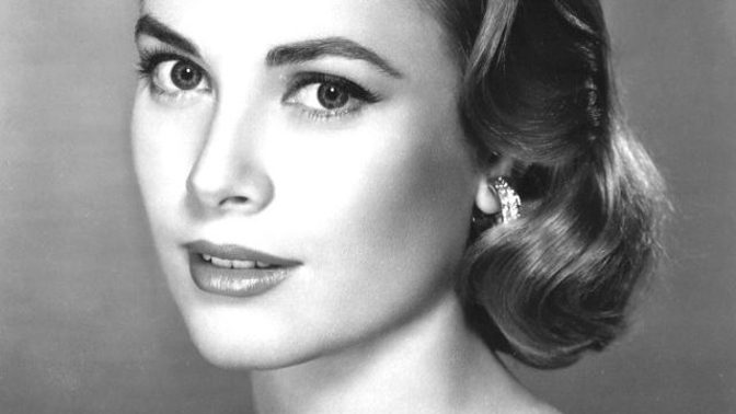 Grace Kellyová byla americká herečka, oceněná cenou filmové akademie a monacká kněžna. V roce 1956 se vdala za monackého knížete Rainiera III..