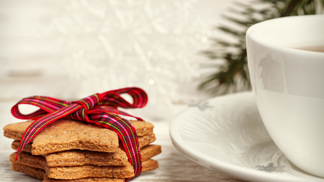 Mrkvové cukroví

Suroviny:
200 g hladké mouky, 150 g másla z La Formaggeria Gran Moravia, 20 g namletých mandlí, 2 středně velké mrkve, 70 g cukru, půl lžičky mletého zázvoru, trocha vanilky, půl lžičky kypřicího prášku

Příprava:
Máslo nechte při pokojové teplotě změknout a poté ho vyšlehejte s cukrem a vanilkou. Přidejte mouku, kypřicí prášek, zázvor a najemno nastrouhané mrkve. Vypracujte vláčné těsto a nechte je několik hodin odležet v ledničce. Poté těsto vyválejte na asi půl centimetru vysoký plát a formičkami vykrájejte různé tvary. Pečte v troubě předehřáté na 180 stupňů asi 15 minut. Cukroví můžete poprášit moučkovým cukrem, potřít rozpuštěnou čokoládou nebo slepit marmeládou.
