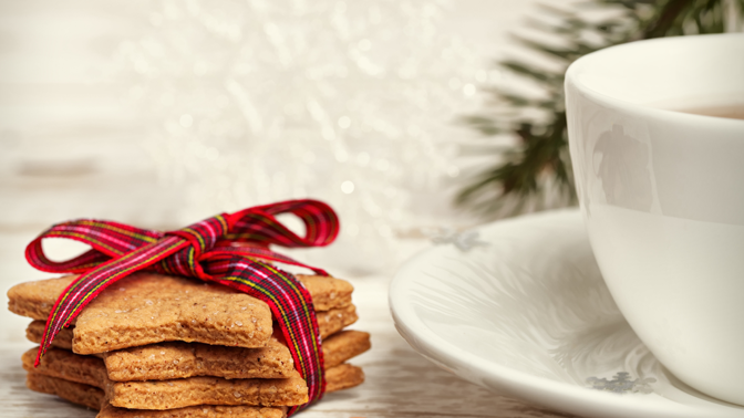 Mrkvové cukroví
Suroviny:
200 g hladké mouky, 150 g másla z La Formaggeria Gran Moravia, 20 g namletých mandlí, 2 středně velké mrkve, 70 g cukru, půl lžičky mletého zázvoru, trocha vanilky, půl lžičky kypřicího prášku
Příprava:
Máslo nechte při pokojové teplotě změknout a poté ho vyšlehejte s cukrem a vanilkou. Přidejte mouku, kypřicí prášek, zázvor a najemno nastrouhané mrkve. Vypracujte vláčné těsto a nechte je několik hodin odležet v ledničce. Poté těsto vyválejte na asi půl centimetru vysoký plát a formičkami vykrájejte různé tvary. Pečte v troubě předehřáté na 180 stupňů asi 15 minut. Cukroví můžete poprášit moučkovým cukrem, potřít rozpuštěnou čokoládou nebo slepit marmeládou.