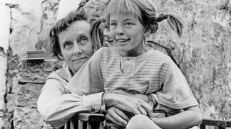 Astrid Lindgrenová, zvuk výslovnost, rodným jménem Astrid Anna Emilia Ericssonová, povídky, divadelní hry, poezii, filmové a divadelní scénáře. Její knihy byly přeloženy do 70 jazyků ve více než 100 zemích po celém světě.