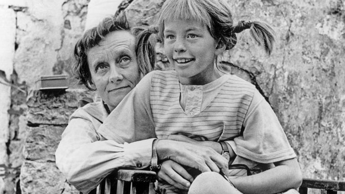 Astrid Lindgrenová, zvuk výslovnost, rodným jménem Astrid Anna Emilia Ericssonová, povídky, divadelní hry, poezii, filmové a divadelní scénáře. Její knihy byly přeloženy do 70 jazyků ve více než 100 zemích po celém světě. 