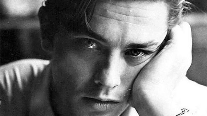 Alain Fabien Maurice Marcel Delon je francouzský divadelní a filmový herec, oceněný Césarem. Již ve věku 23 let se stal filmovou hvězdou velikosti Gérarda Philipa nebo Jeana Maraise. Byl dokonce nazýván Brigitte Bardotovou v mužském provedení.