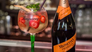 Sunset Spritz
Sunset Spritz
80ml Prosecco Mionetto
40ml Tanqueray gin
10ml Rebarborový bitter
10ml Bezinkový sirup
20-30ml Soda
Dekor - Plátky jahod, lístky máty, pomerančová kůra
Recept na tento koktejl vznikl ve spolupráci s pražským barem Hangar Bar.