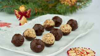 Čokoládové kuličky

Všechny ingredience (kromě čokolády) společně rozmixujte. Ze vzniklé směsi tvarujte kuličky. Čokoládu rozehřejte a namáčejte v ní kuličky. Nechejte ztuhnout v lednici.