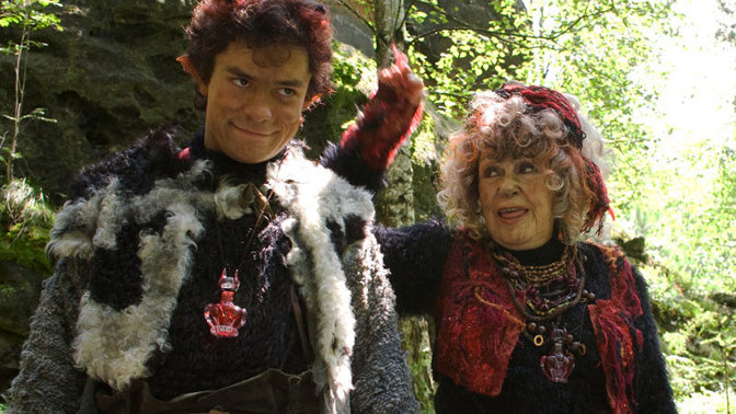 Ty ovšem zlatnický mistr vyrobit nedokáže, pro oči ze zlata musí jít služebná Anička. Tak trochu za trest, protože jí milostpaní neprávem podezřívá z krádeže. Aničce nic jiného nezbývá, a tak jde. Kde ale se dají najít oči ze zlata, to nikdo neví.