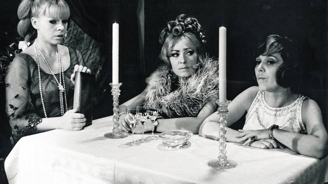 Nestárnoucí komedie Zdeňka Podskalského o třech venkovských fasádnících ve víru velkoměsta.