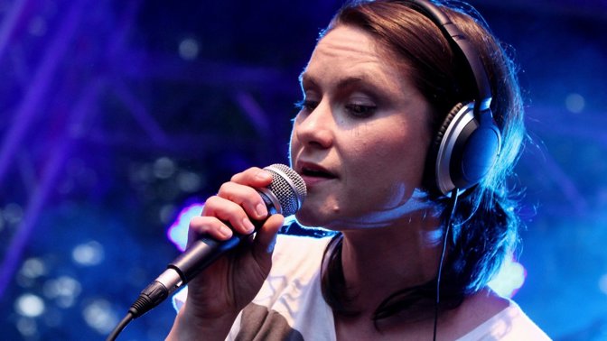 Lenka Dusilová je česká zpěvačka ověnčená mnoha hudebními oceněními.