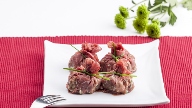 Luxusní silvestrovské pohoštění: Lilkové závitky, pomazánky i carpaccio s jahodami